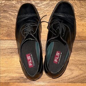 Florsheim Black Oxford Shoes with Broguing and Lace-Up Design